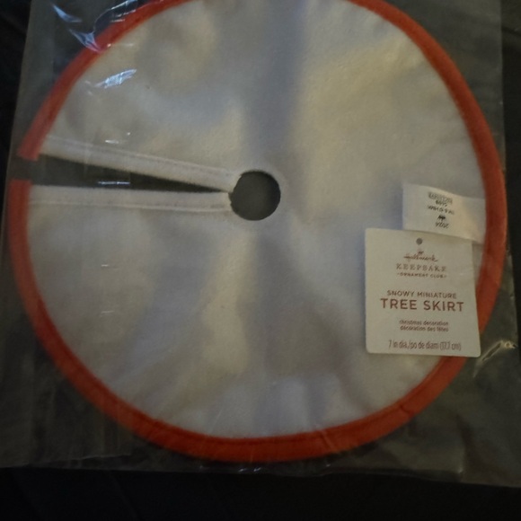 KOC Member Exclusive - North Pole Miniature Display Stand & Miniature Tree Skirt - Picture 4 of 4